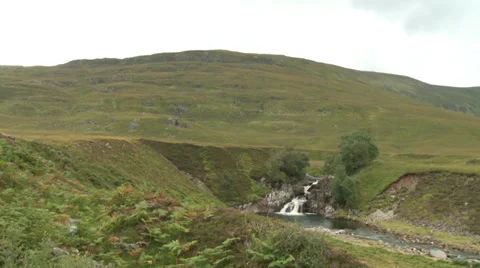 A waterfall in the Scottish Highlands 库存影片 33385659