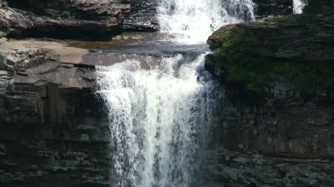 Waterfall Slow Motion Tilt Stockbeeldmateriaal 5186378