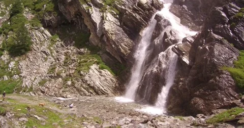 Waterfall in the Sommeiller mountain range 库存影片 165701670