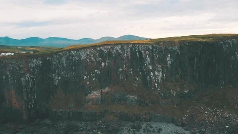 Waterfall splits the steep cliffs in two in the scottish highlands 動画素材 113744884