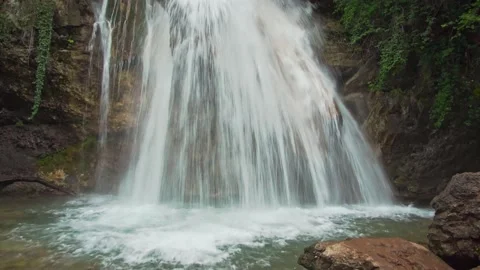 Waterfall in spring forest Vídeos de archivo 185411122
