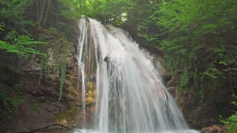 Waterfall in spring forest. Vídeos de archivo 185411676