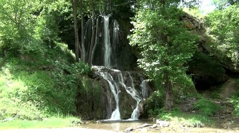Waterfall in stand straight bespuća BIGER Stock-Footage 64316181