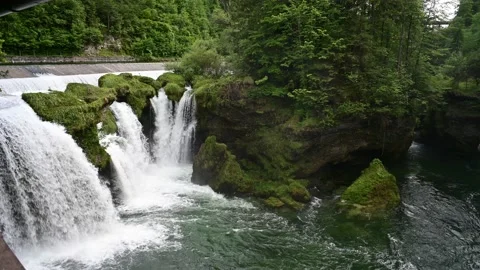 Waterfall traunfall at the river traun near roitham, upper austria 库存影片 133309956