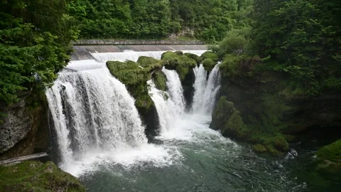 Waterfall traunfall at the river traun near roitham, upper austria 库存影片 133310022