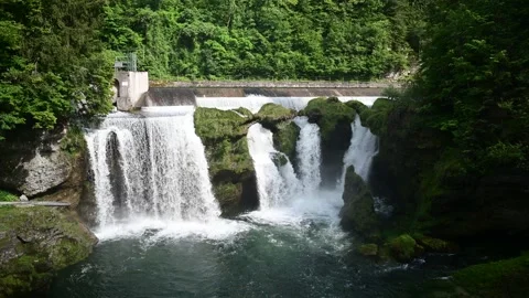 Waterfall traunfall at the river traun near roitham, upper austria Vidéo 133310272
