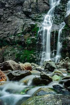 Waterfall white water stream falling from mountains at day from low angle Foto stock