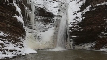 Waterfall in the winter Video stock 86043461