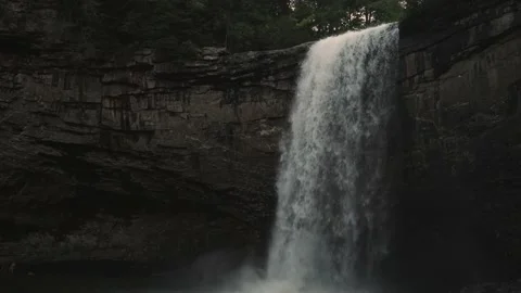 Waterfall in the Woods Vídeo Stock 132904688