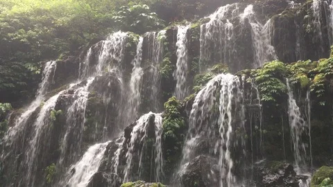 Waterfalls and rain Vidéo 105668904