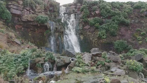 Waterfalls cascade over mossy cliffs Vidéo 342941288