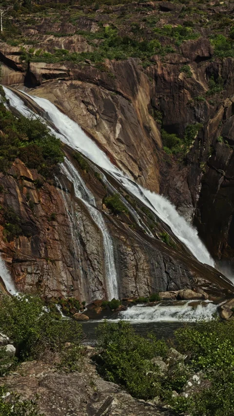 Waterfalls cascading down rocky cliff Vídeos de archivo 338293503
