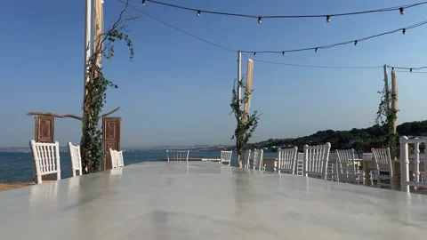 Waterfront door and table on beach for celebration Vídeo Stock 277516150