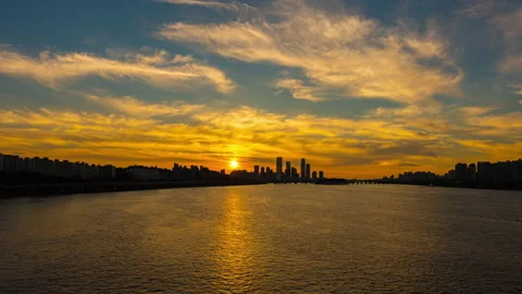 Waterfront Sunset view of the  the high rise sixty three square building 動画素材 138534524