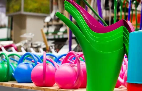 Watering cans and buckets on store shelf. Foto stock