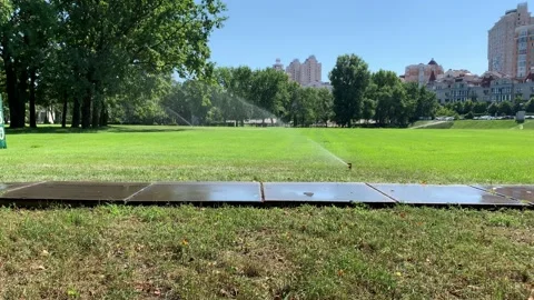 Watering golf course. Automatic sprinkler watering grass. Vidéo 162636713