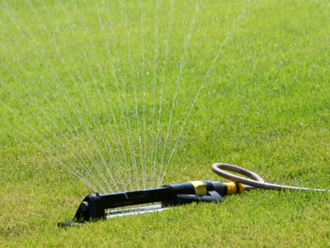 Watering of a grass. Related clips are in my portfolio in 1920x1080. Vídeos de archivo 45883172