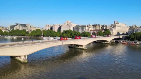 Waterloo bridge and massive buildings on Thames river waterfront Vídeos de archivo 157462248