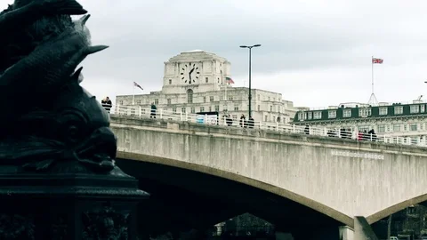 Waterloo Bridge with buses crossing. Shell Mex building in background. 4K 스톡 동영상 73095935
