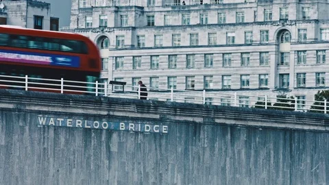 Waterloo bridge signage close up 库存影片 79078067