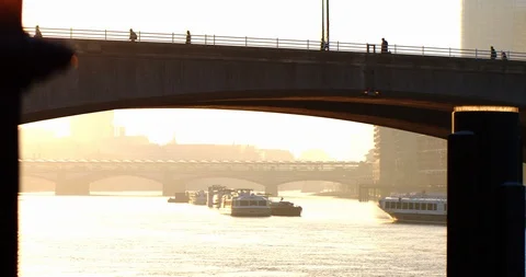 Waterloo Bridge tilt 01C Stock Footage 114892903