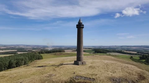 Waterloo Monument over Scottish fields and farms, Jedburgh, Scotland, UK Vidéo 317121831