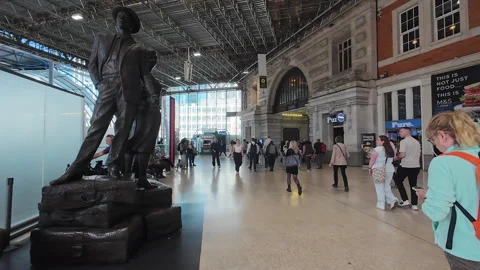 Waterloo Station interior. Vídeos de archivo 332415923