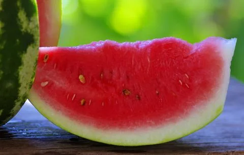 Watermelon and slice on table Foto stock