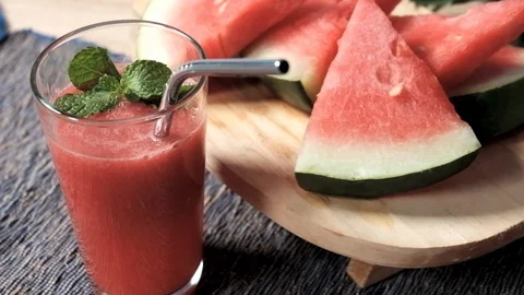 Watermelon juice using a stainless straw as no plastic campaign 動画素材 105385928