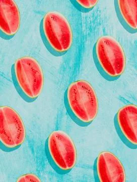 Watermelon pattern. Slices of watermelon on a surface painted in bright blue Foto stock