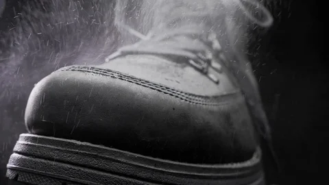 A waterproof spray is applied to the shoes Vídeos de archivo 118938151