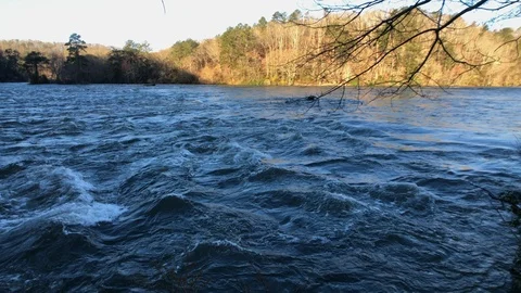 The waters of the Chattahoochee river as it winds through the Atlanta metro. 動画素材 119705545