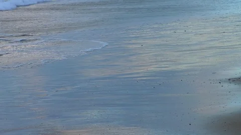 Waters edge flat blue color beach sand at dusk Vídeo Stock 100799527