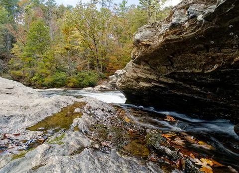 Waters of a mountain stream cut through rock. Foto stock