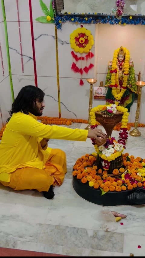 Watershed on lord shiv for blessing. Видео 284511959