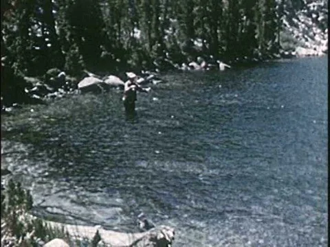 Waterworks engineers work to develop ways to distribute water effectively, andƒ Vídeo Stock 75280898