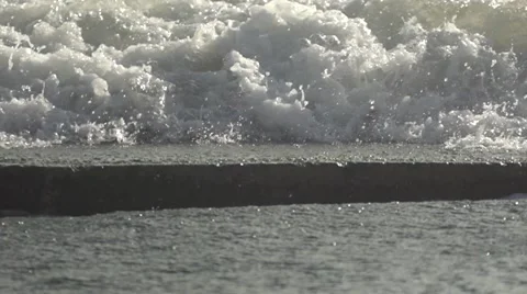 Wave absorbs pier. Slow motion. Video stock 52956349