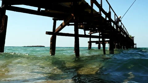 A wave and a bridge 库存影片 68834553