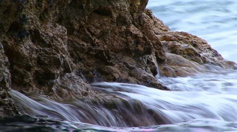 Wave and rocks Stockbeeldmateriaal 995526