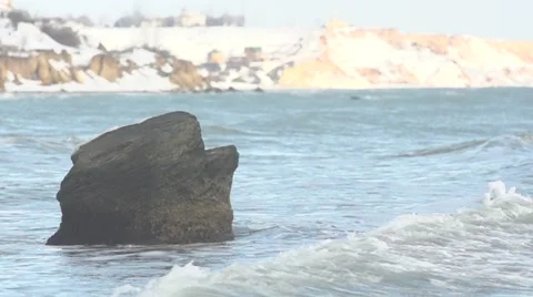 Wave beats on cliff. Slow motion. Video stock 52994814