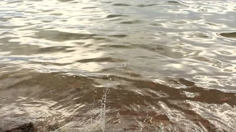 Wave beats on the stone Vídeo Stock 67435399