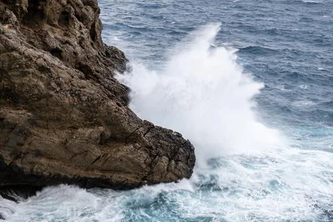 Wave break in Es Coco, Sa foradada, , Valldemossa, Mallorca, Balearic Islands Foto stock
