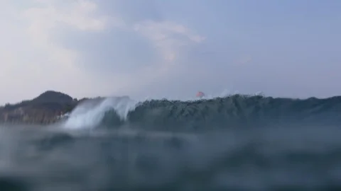 Wave breaking on camera / slow-motion from underwater / 4K 120p / High Quality Vidéo 106851784