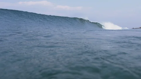 Wave breaking on camera / slow-motion from underwater / 4K 120p / High Quality Vidéo 106851886