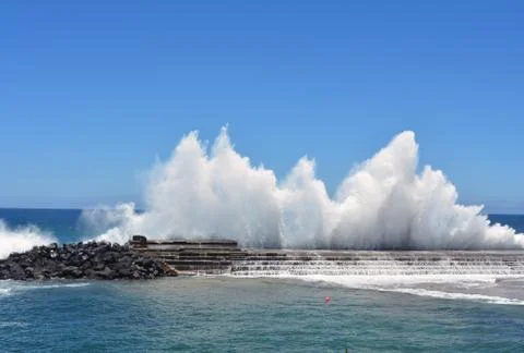 Wave breaking on a harbour Stock-Fotos