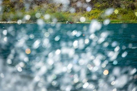 Wave breaking with multiple drops and fishermans on the boat Stock-Fotos