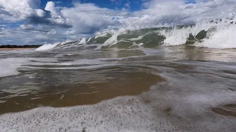Wave breaking in the shore Video stock 209132425