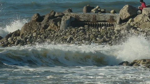 Wave breaking in slow motion on the shoreline 스톡 동영상 88287662