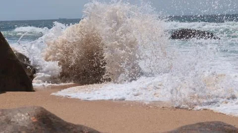 The wave is breaking on the stone. Wave "9 shaft". Stockfoto's