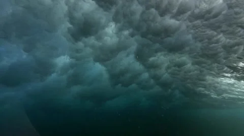 Wave breaking from under the water. Vidéo 49787495